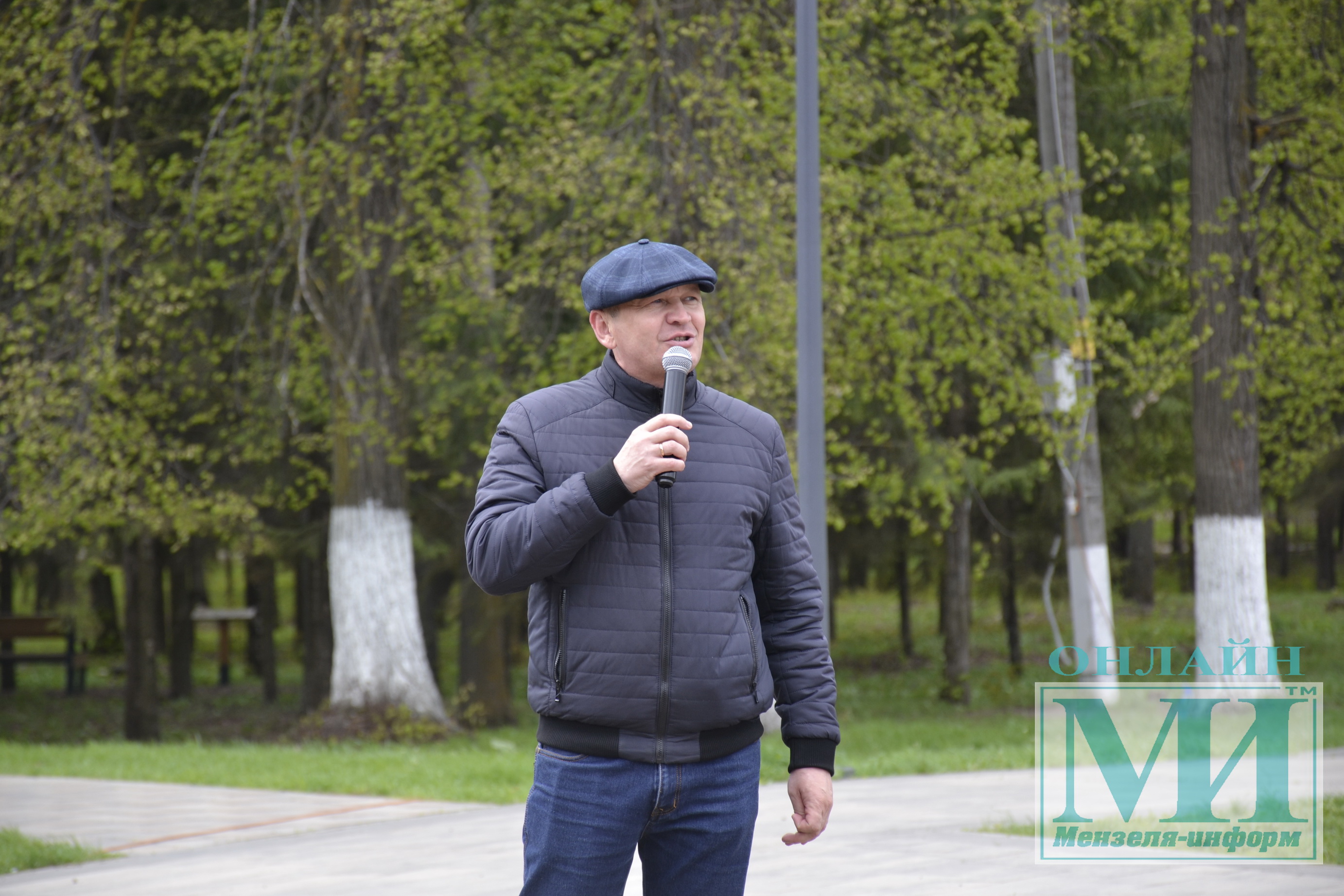 Праздник весны и труда мензелинцы встретили субботником | 01.05.2024 |  Мензелинск - БезФормата