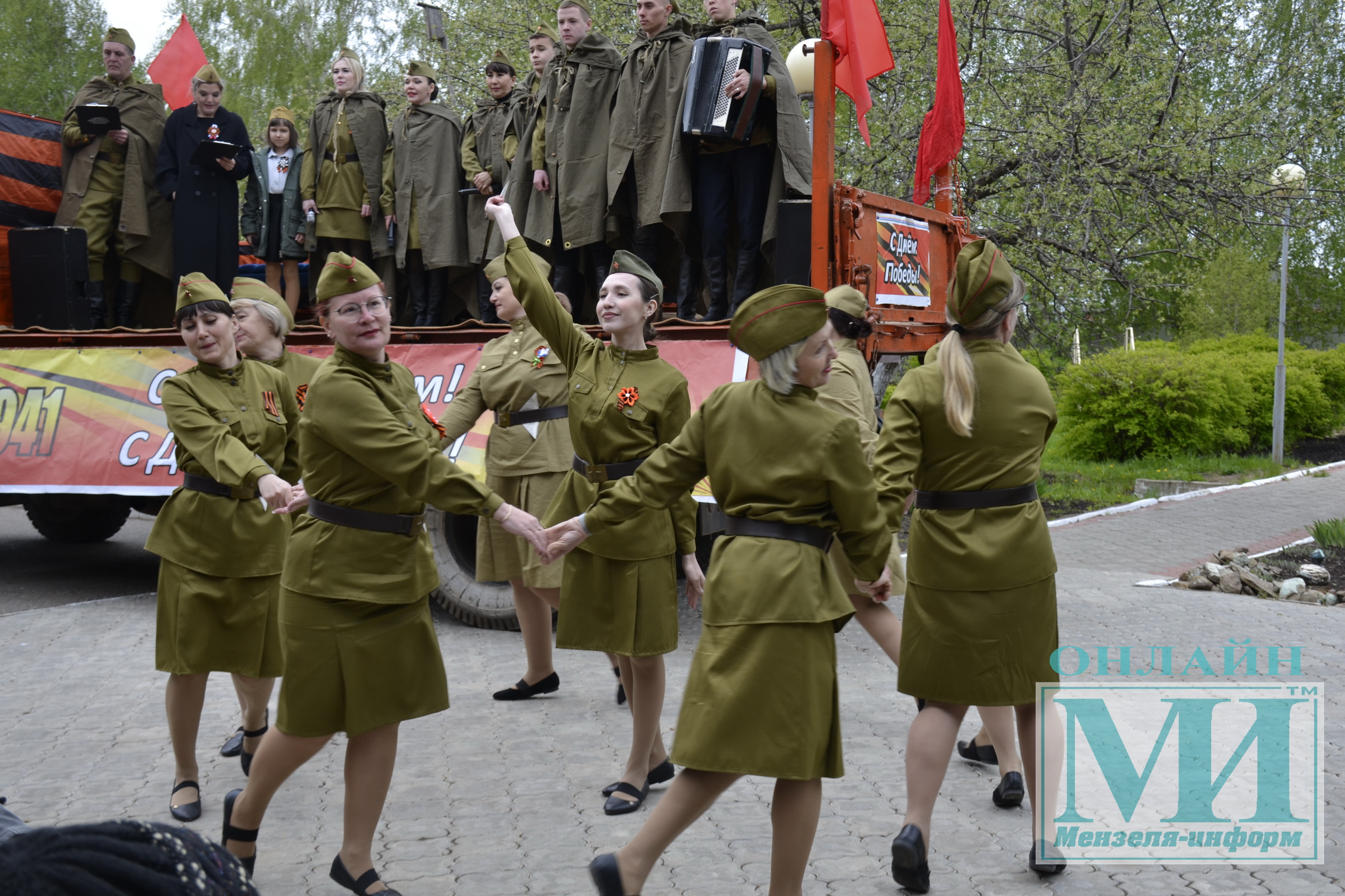 В Мензелинске фронтовая агитбригада поздравила ветеранов с Днем Победы |  07.05.2024 | Мензелинск - БезФормата