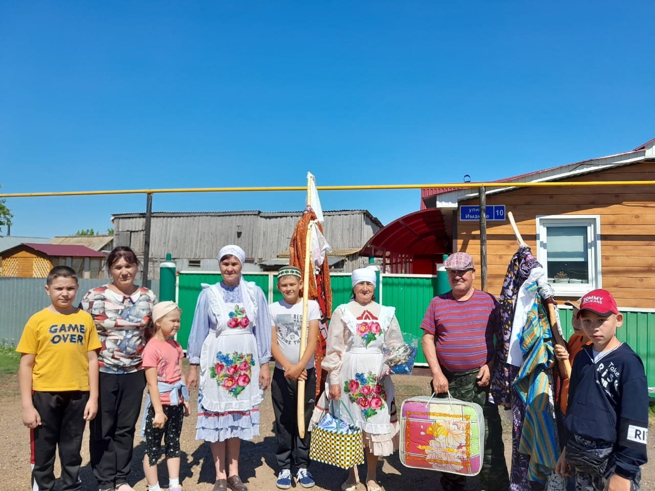 В Новом Иркеняше во время сбора подарков провели небольшой Сабантуй |  08.06.2023 | Мензелинск - БезФормата