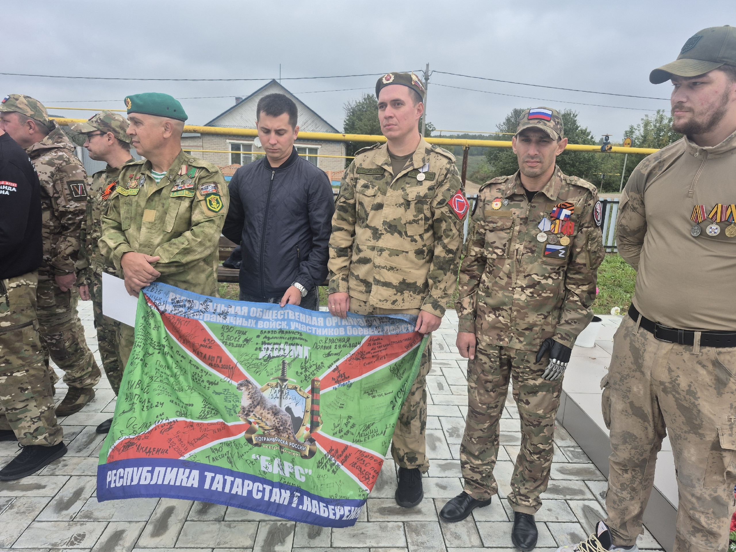 Тантанага үз вакытында пограничник булып хезмәт итүчеләр, махсус хәрби операция ветераннары чакырылган иде