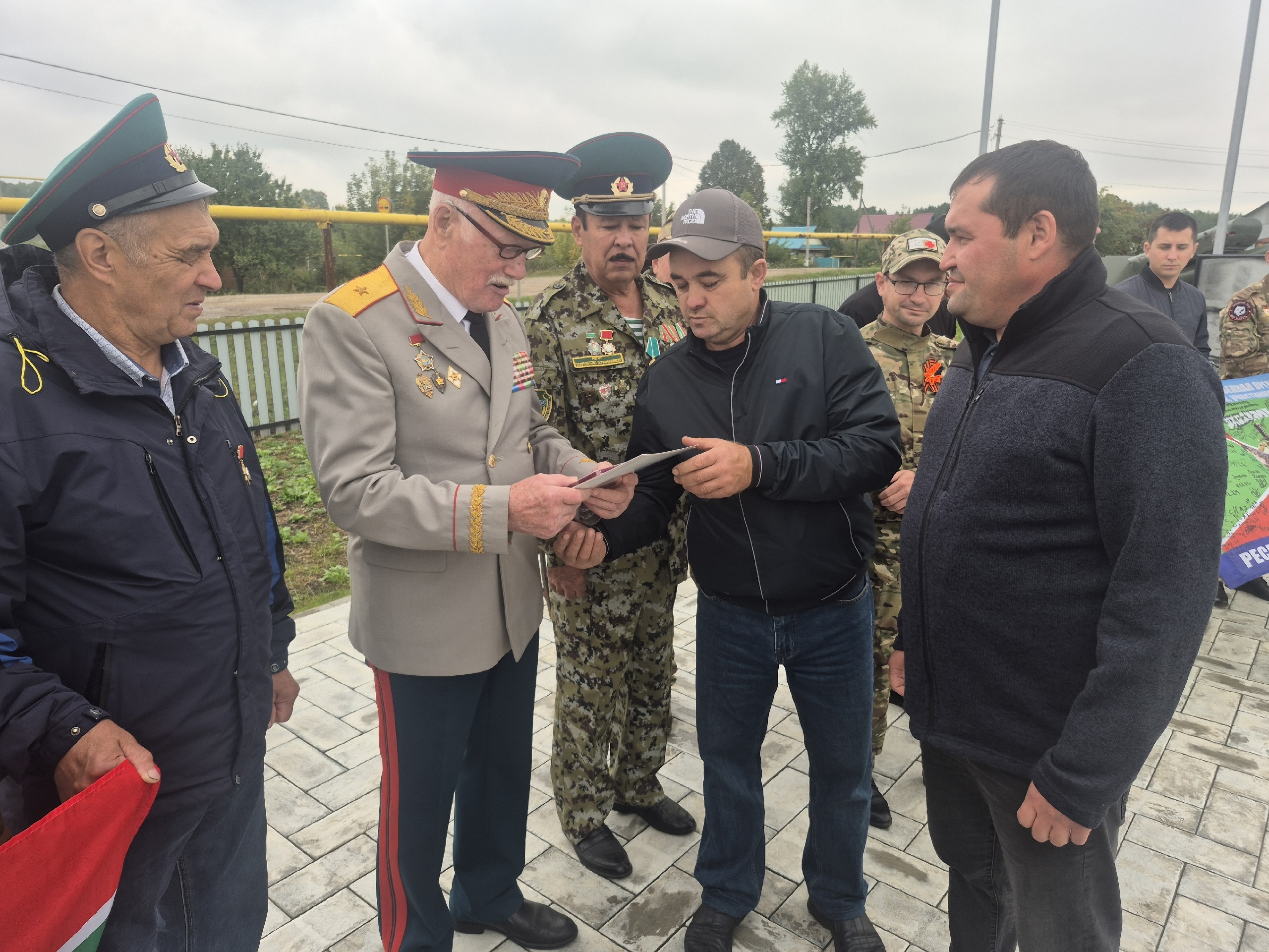 Вручение благодарности от военнослужащих