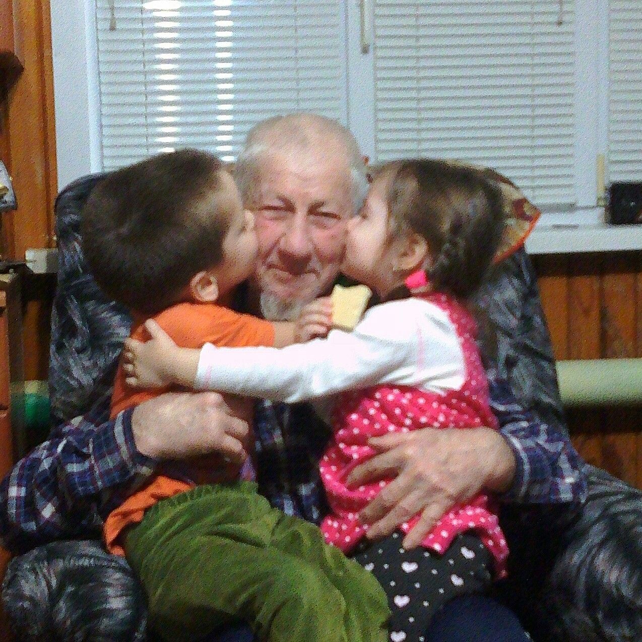 Наш папа, дедушка Рауфат Шакирович ГИМАДИЕВ, проживающий в деревне Подгорный Байлар, отмечает 80-летний юбилей