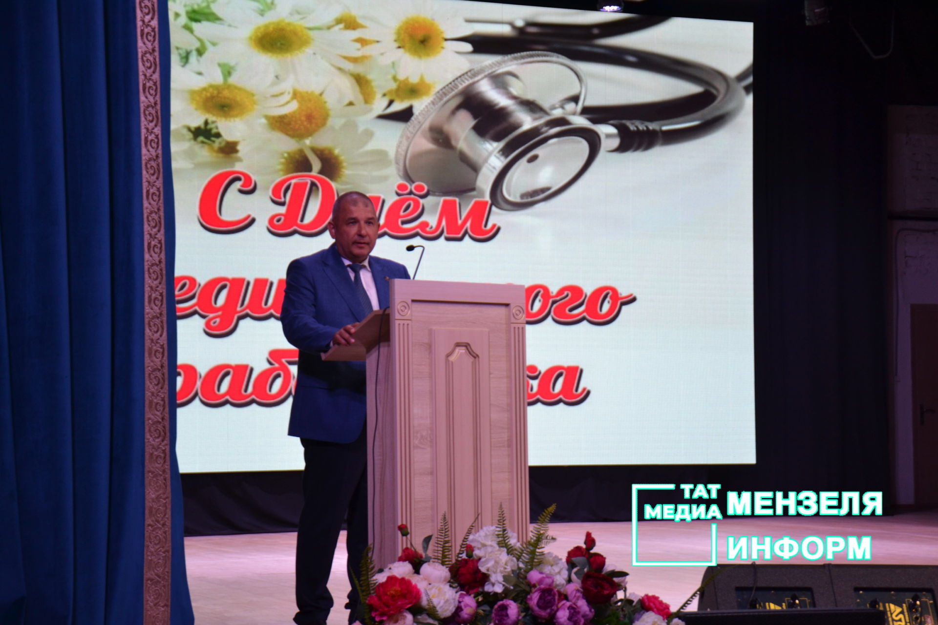 Поздравление главы Мензелинского района Айдара Салахова с Днём медицинского работника