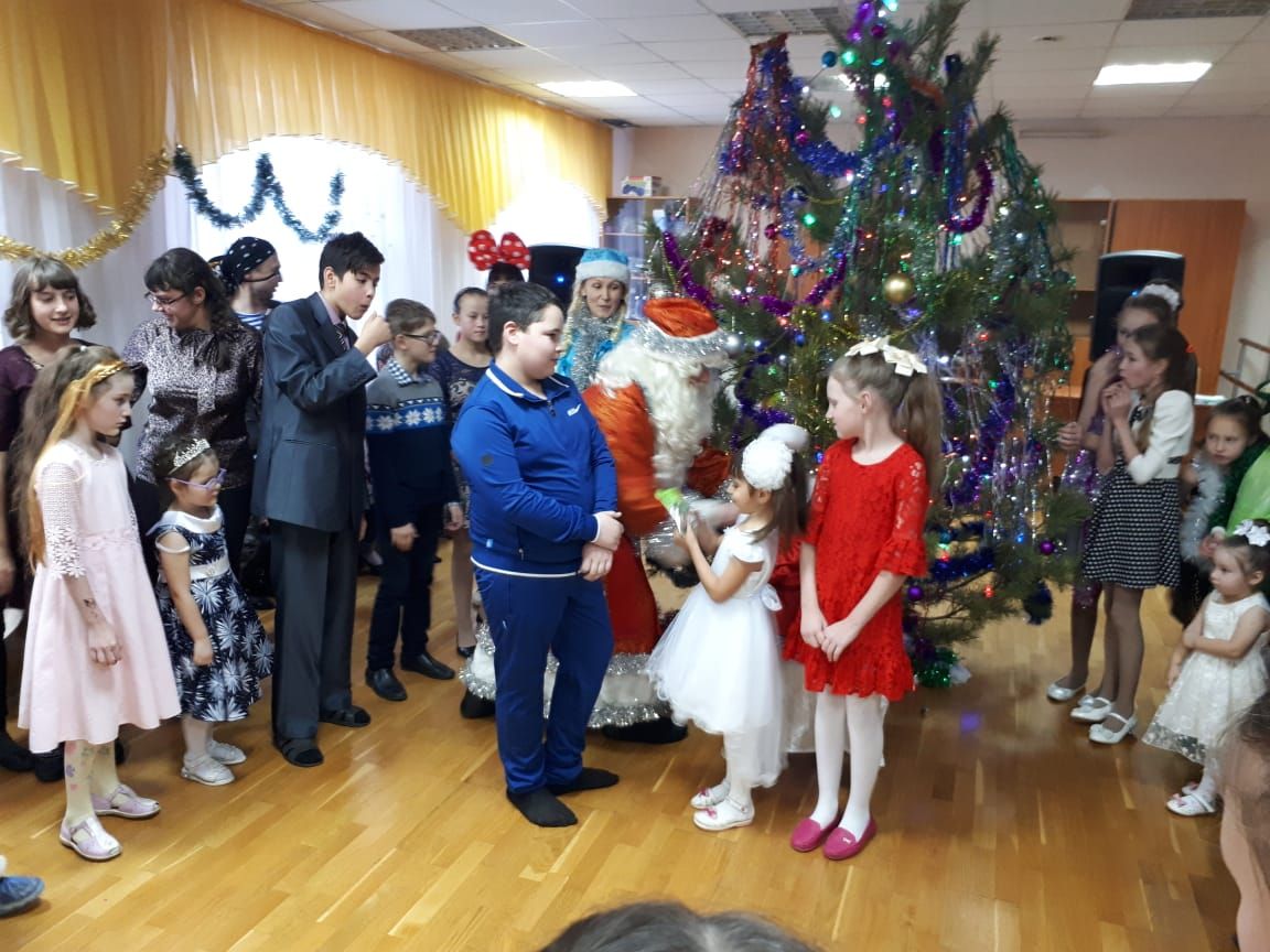В Мензелинске проведена Новогодняя елка для детей, воспитывающихся в приемных и опекунских  семьях