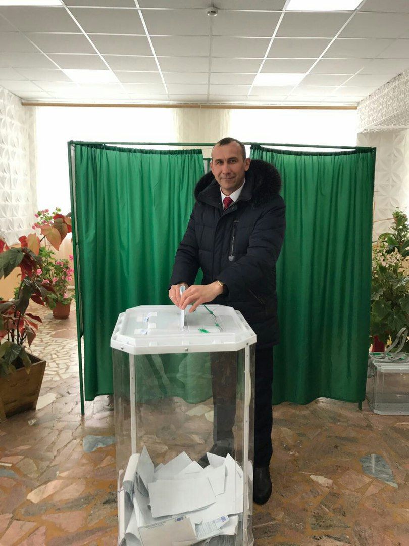 Официальные лица проголосовали в Мензелинских участках