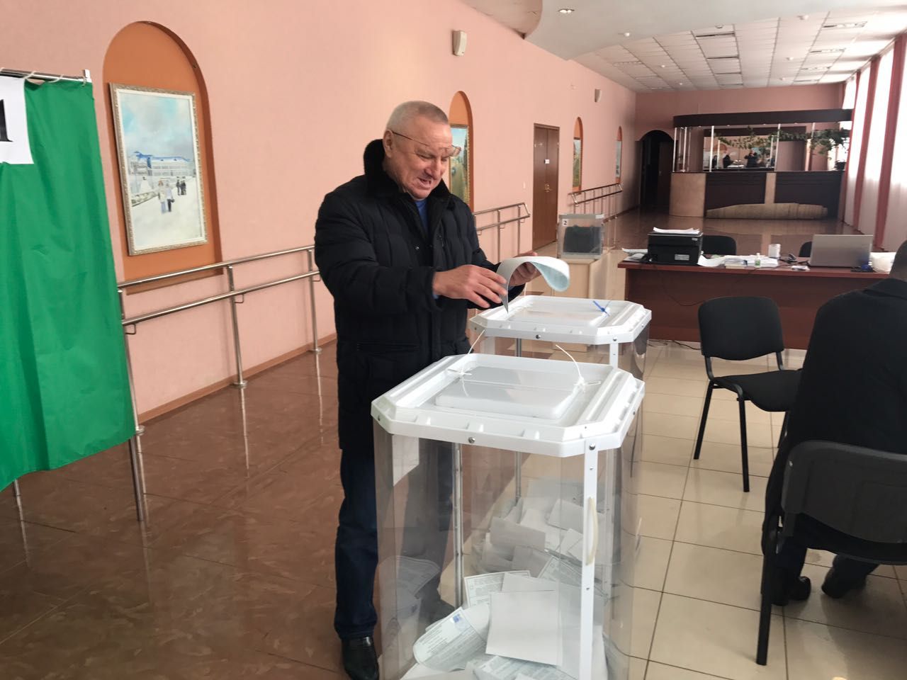 Официальные лица проголосовали в Мензелинских участках