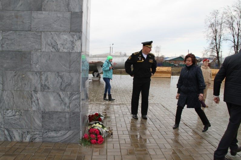 Гости из Севастополя возложили цветы памятнику в парке Победы