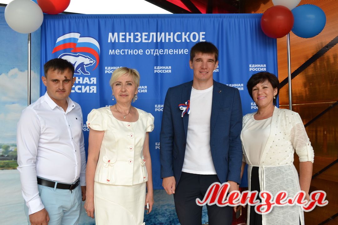 В Мензелинске отметили День Государственного флага России