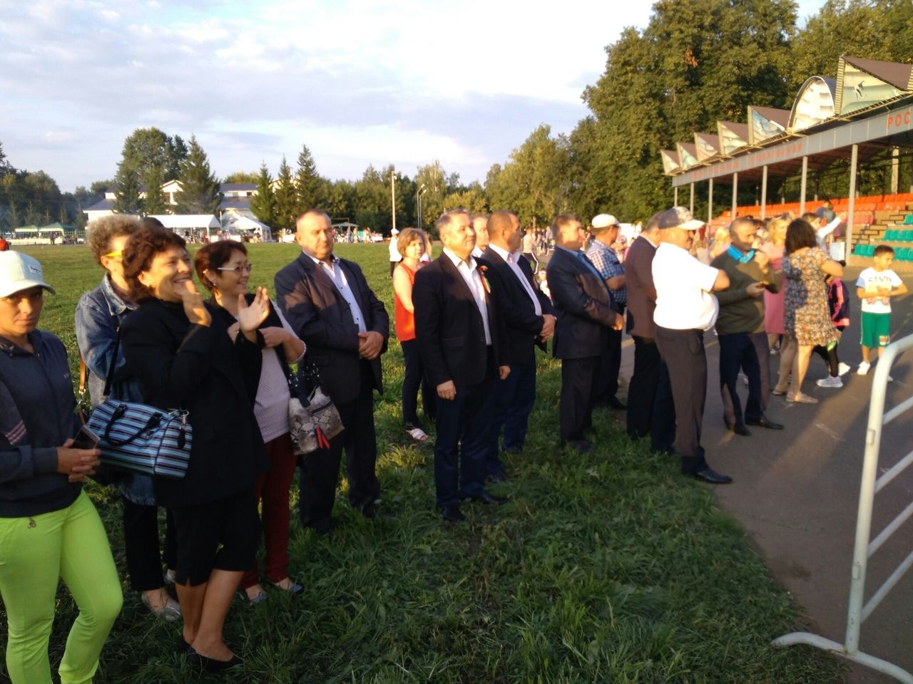 В эти минуты в парке имени Ленина в Мензелинске идет праздник посвященный Дню Республики Татарстан