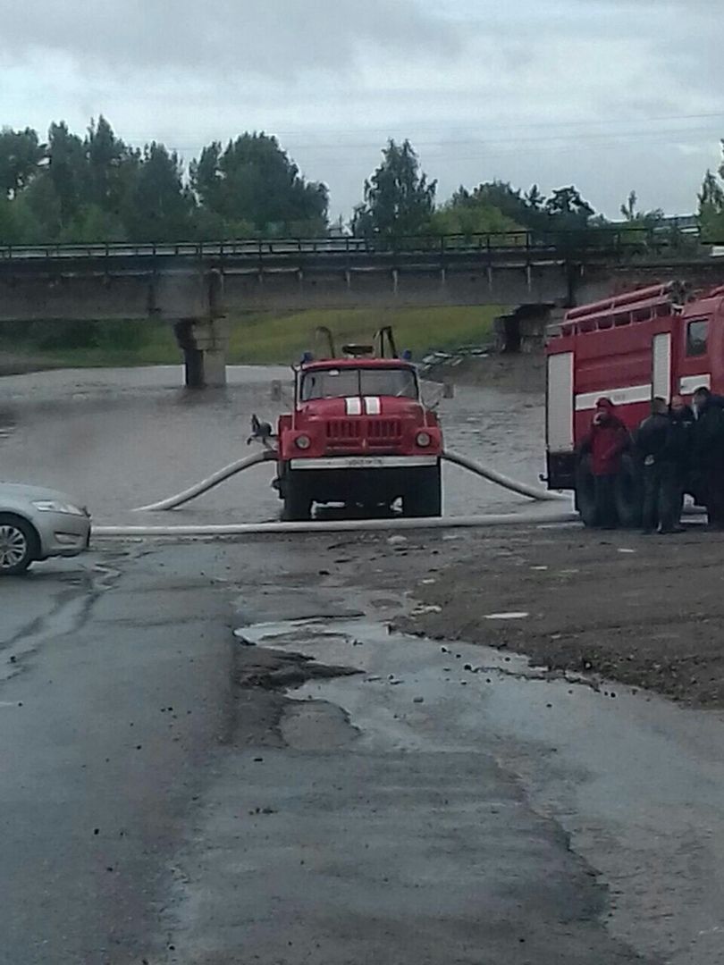 Затопило дорогу под мостом в БСИ Набережных Челнов