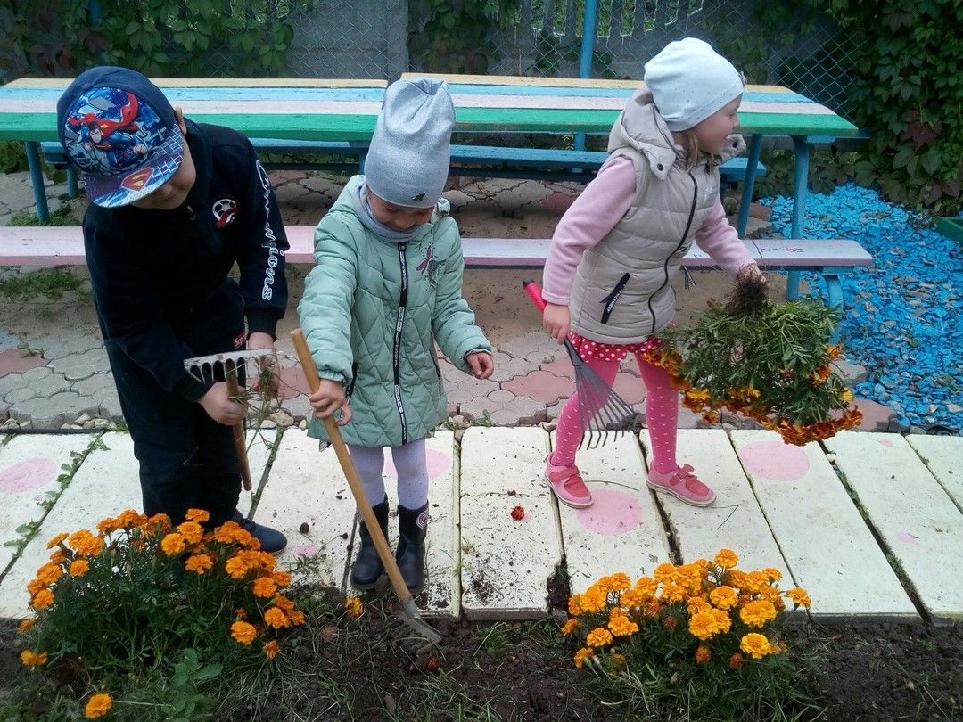 В Мензелинске дети убрались на территории детского сада