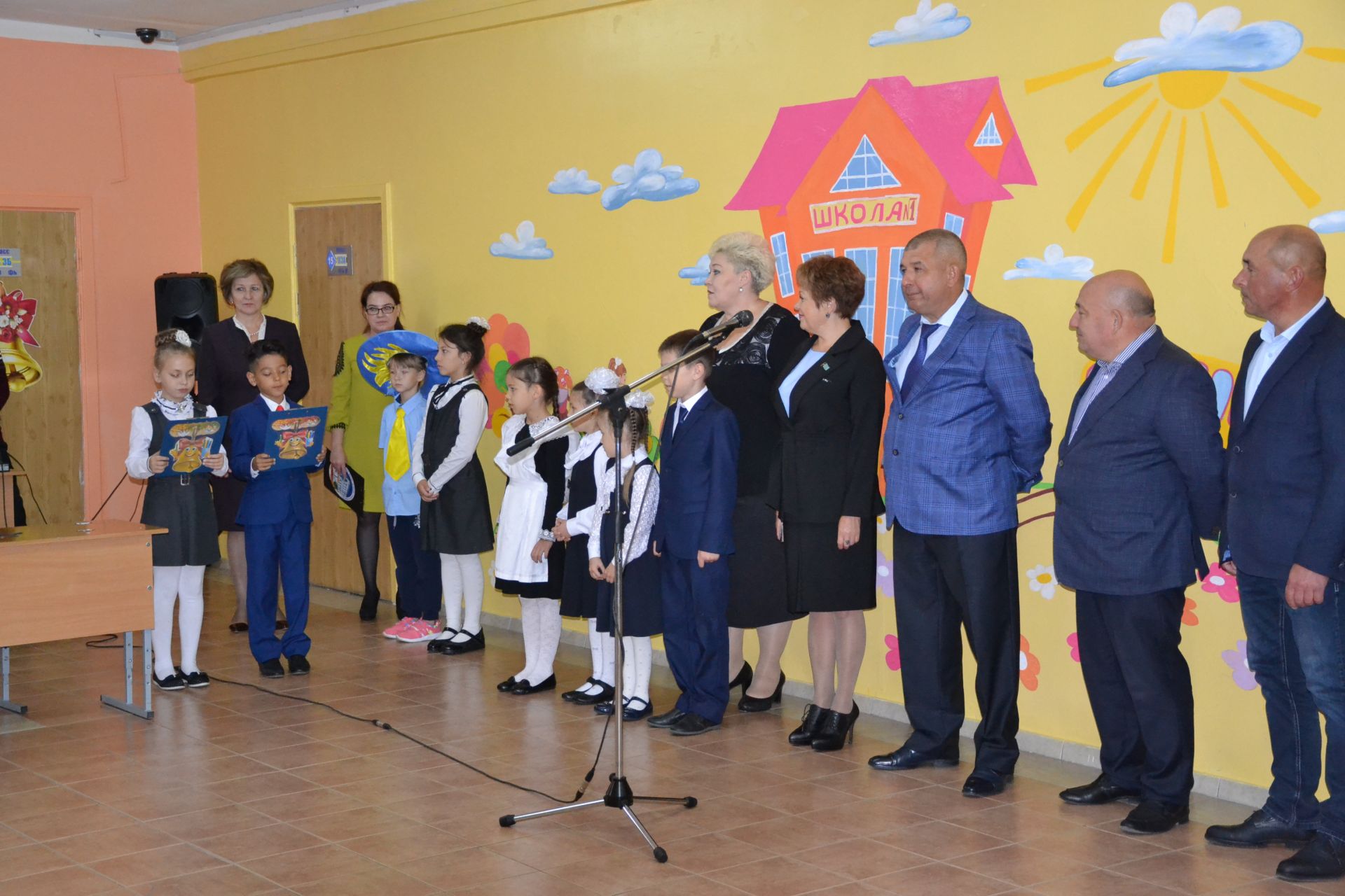 Депутат Государственного Совета Татарстана Ильдар Гимадиев подарил ученикам новые парты