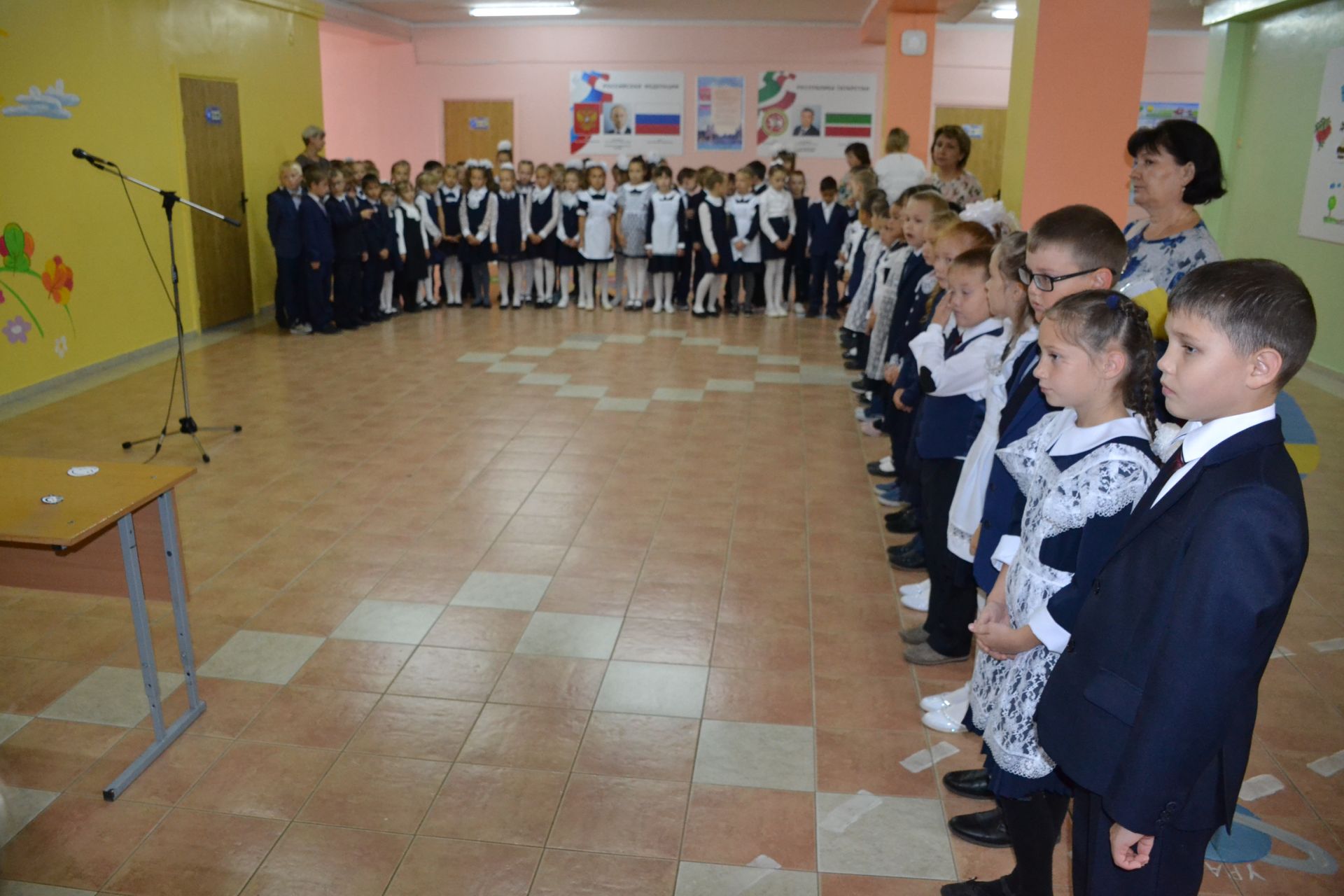 Депутат Государственного Совета Татарстана Ильдар Гимадиев подарил ученикам новые парты