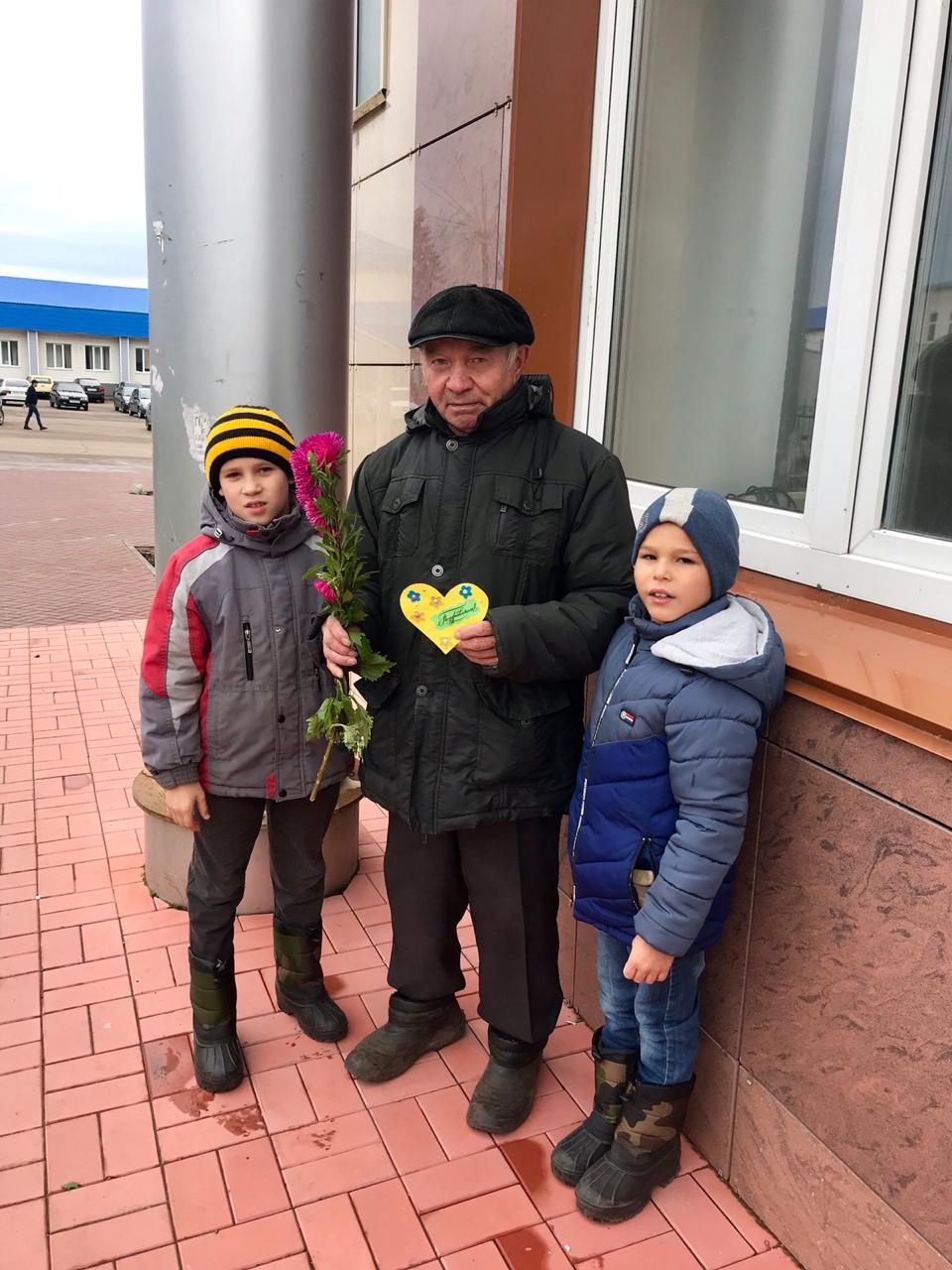 Воспитанники "Умырзая" дарили всем пожилым открытки, сделанные своими руками