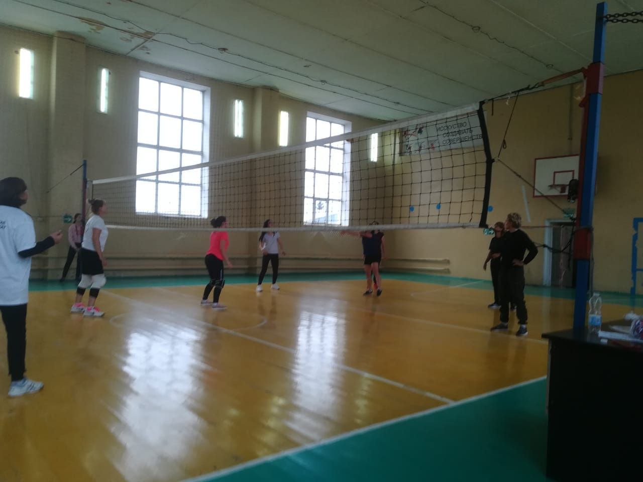 Женщины из учреждений Мензелинска соревновались по волейболу