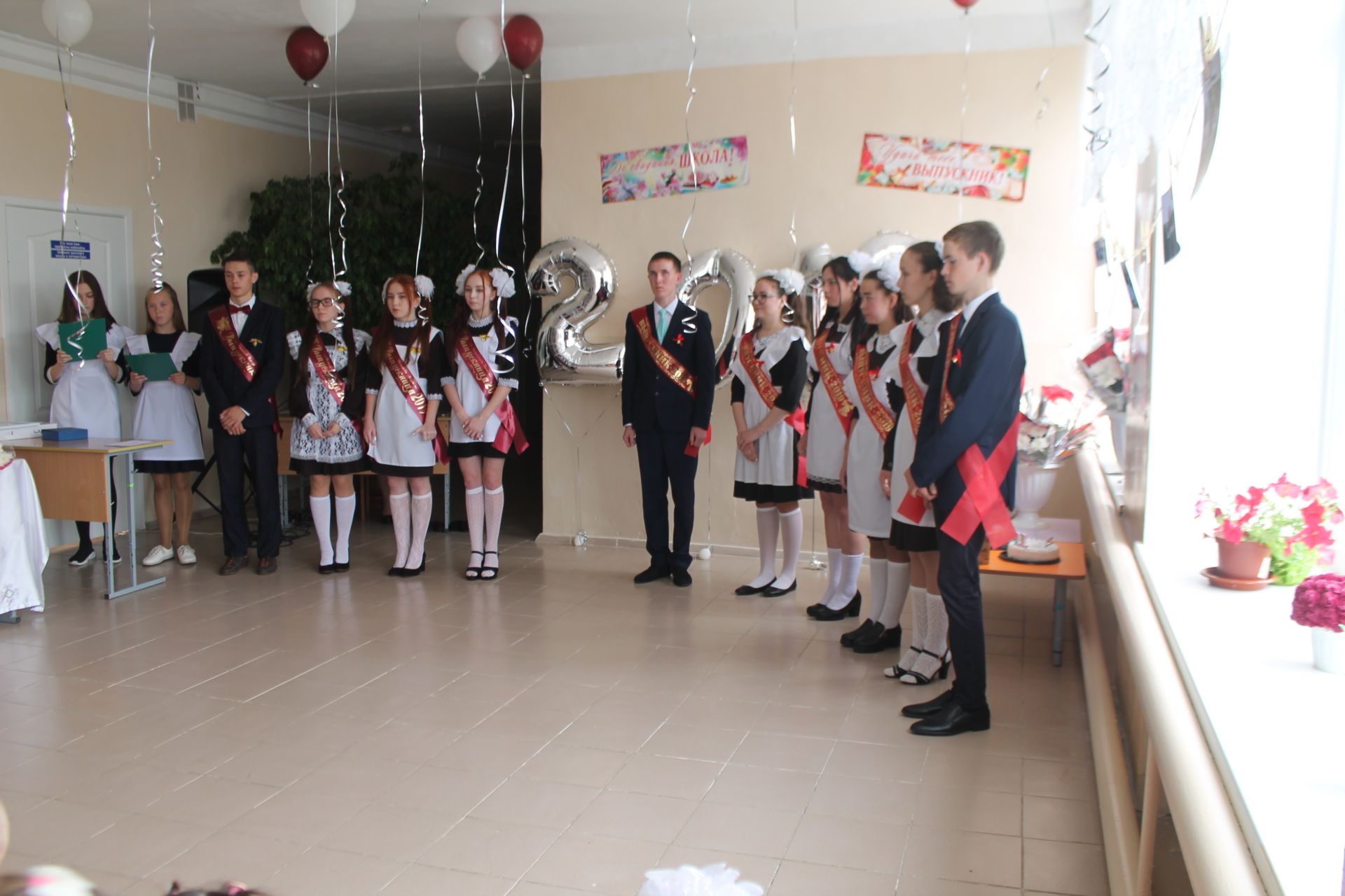 В МБОУ «Калтаковская СОШ» прошел традиционный праздник «Последний звонок»