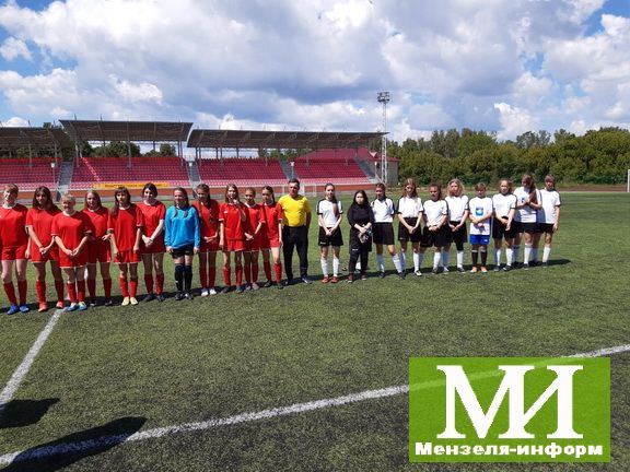 Мензелинская футбольная команда девушек завоевала 2 место в Первенстве РТ по футболу