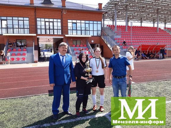 Мензелинская футбольная команда девушек завоевала 2 место в Первенстве РТ по футболу