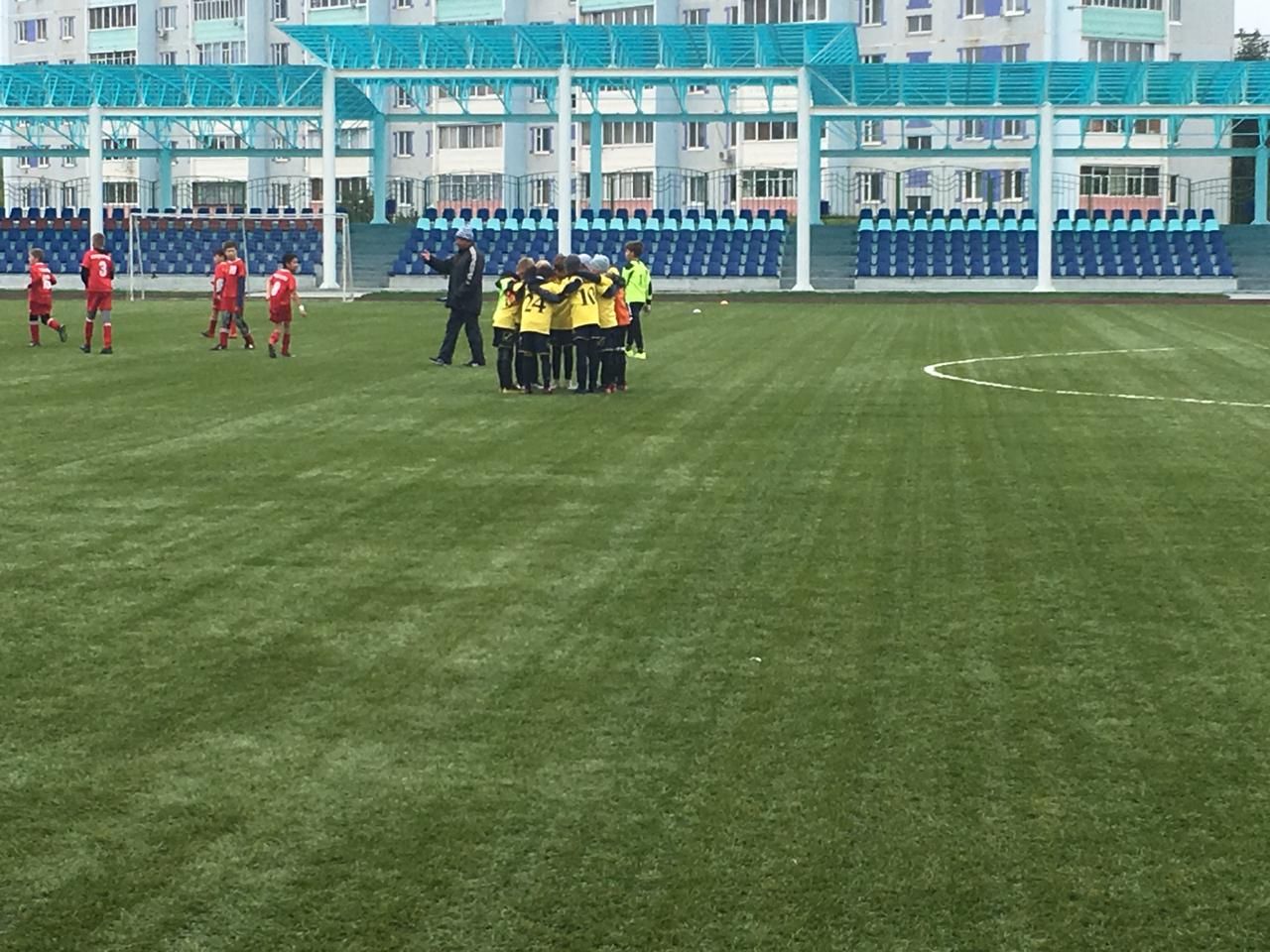 Мензелинские ребята сыграли в мини-футбол в Заинске