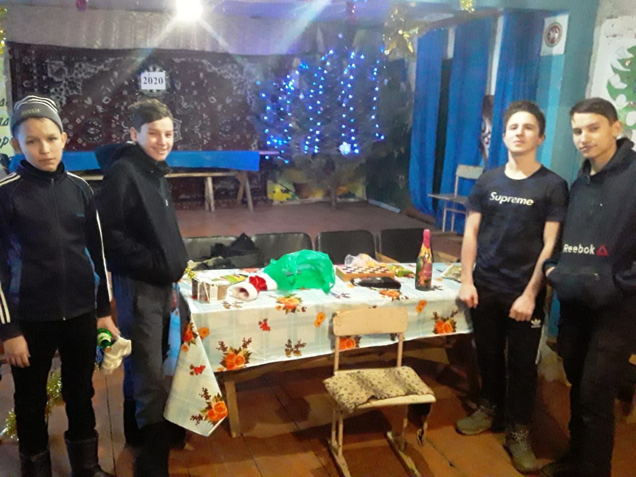 Завершились соревнования по шашкам и теннису на призы Деда Мороза в деревне Ямаково