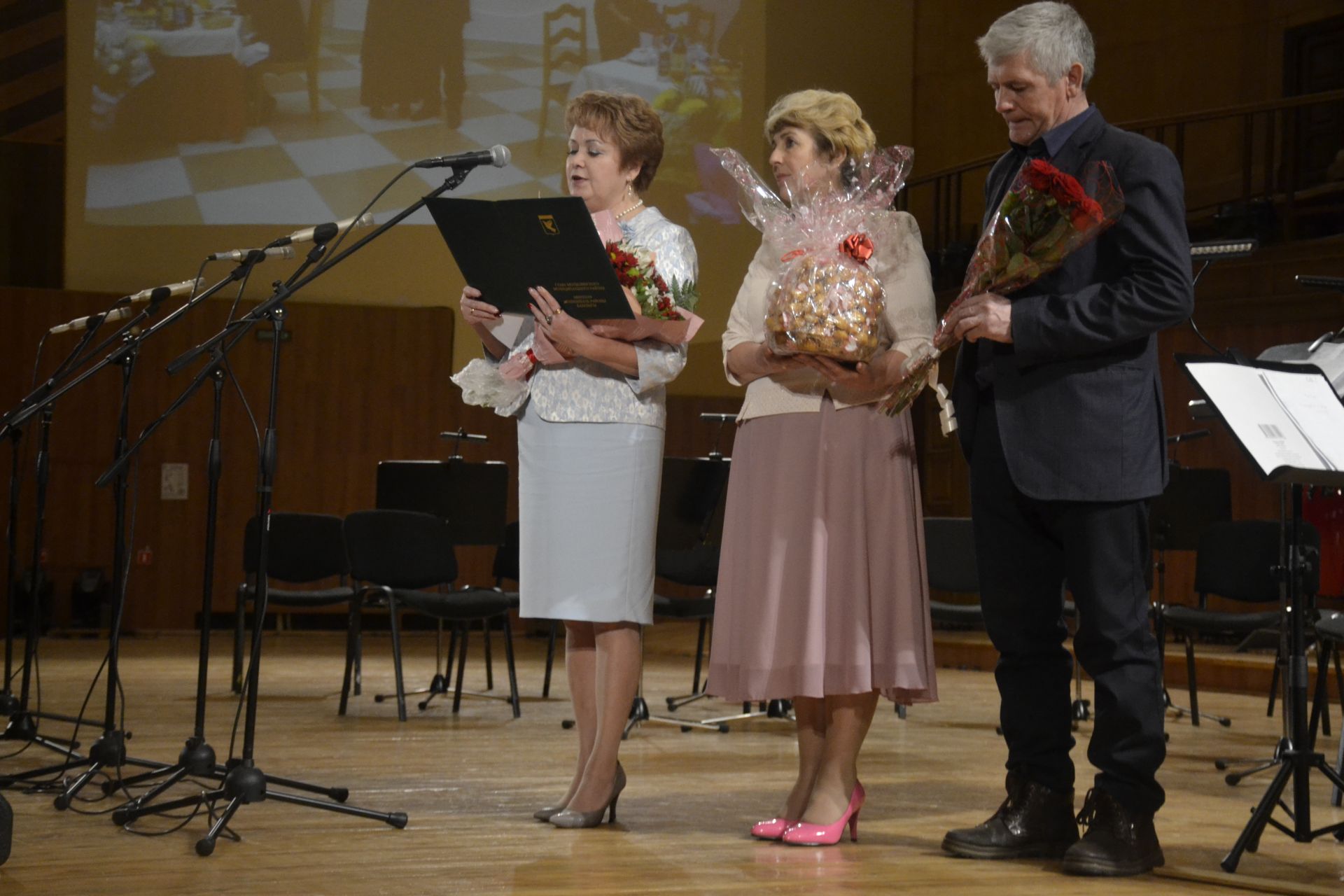 Делегация из Мензелинского района поздравила  с юбилеем Гульсабиру Хакимову