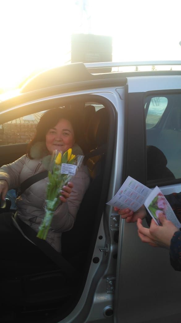Дети и сотрудники ГИБДД поздравили автоледи с 8 марта