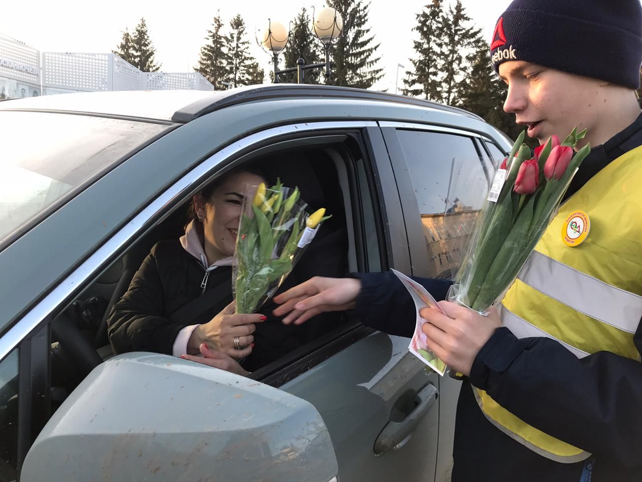 Дети и сотрудники ГИБДД поздравили автоледи с 8 марта