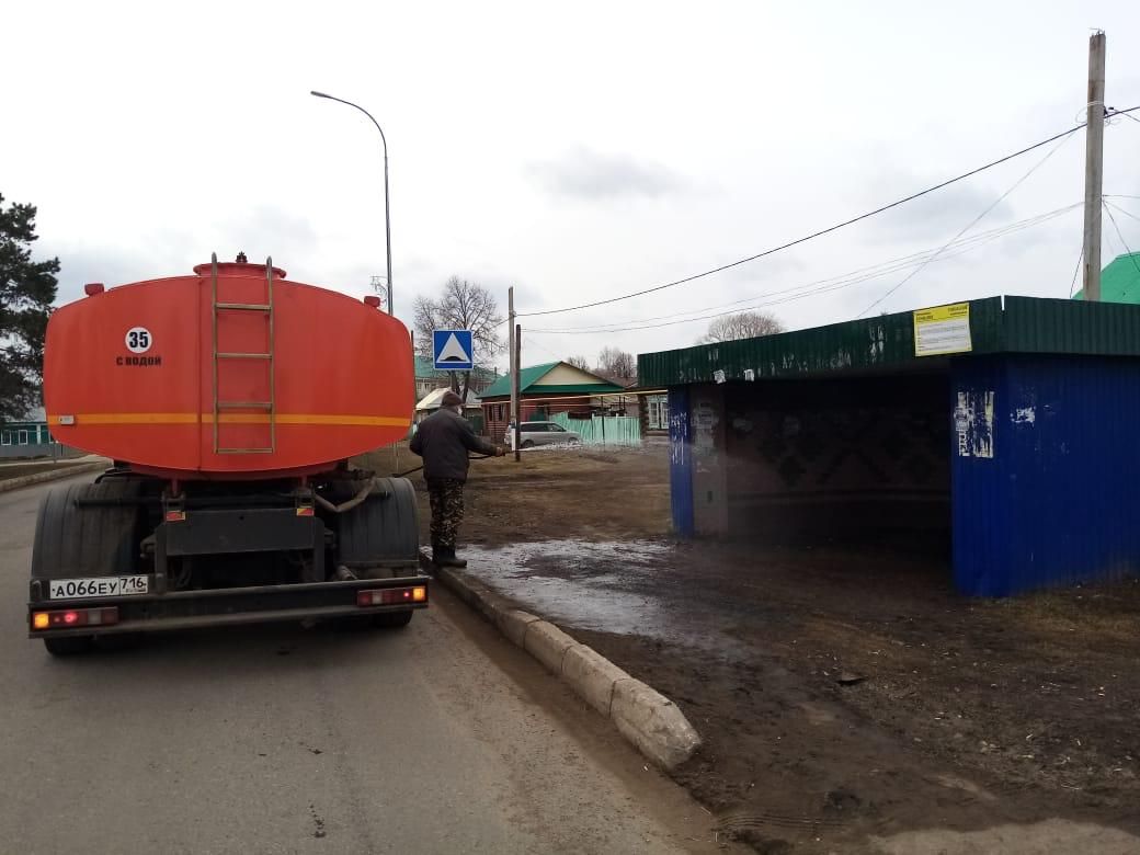 В Мензелинске против коронавируса обрабатывают и подъезды, и уличные дороги