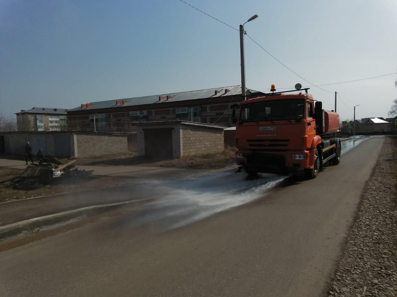 В Мензелинске против коронавируса обрабатывают и подъезды, и уличные дороги