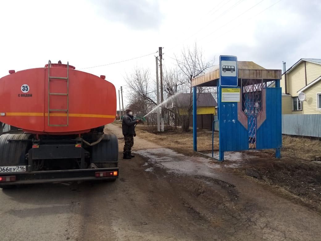 В Мензелинске против коронавируса обрабатывают и подъезды, и уличные дороги