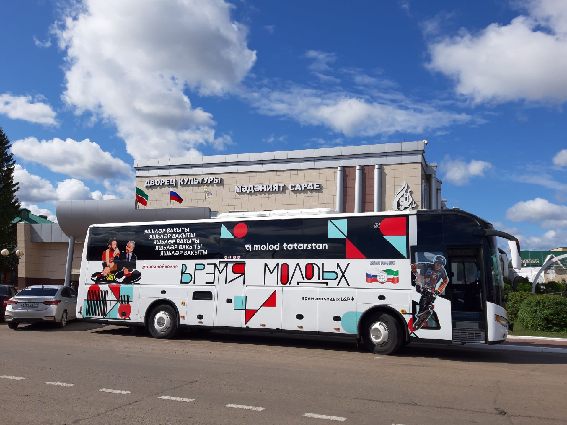 В Мензелинск прибыл автобус "Время молодых"