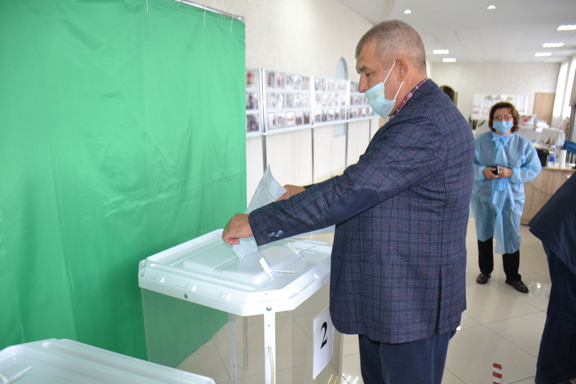 Айдар Салахов и Азат Хамаев проголосовали на центральном участке Мензелинска