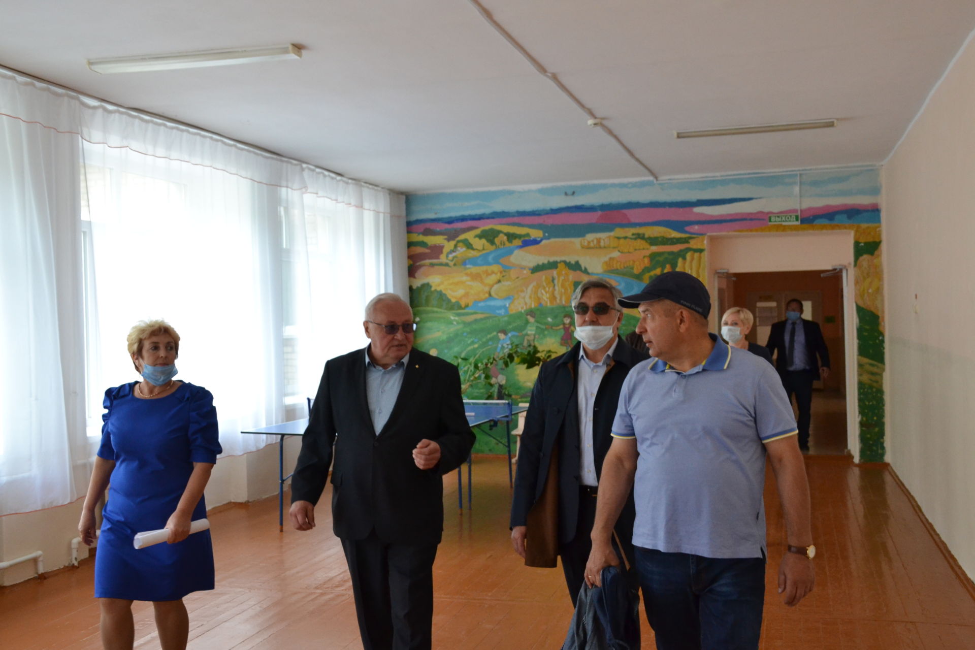 Василь Шайхразиев посетил две школы Мензелинского района
