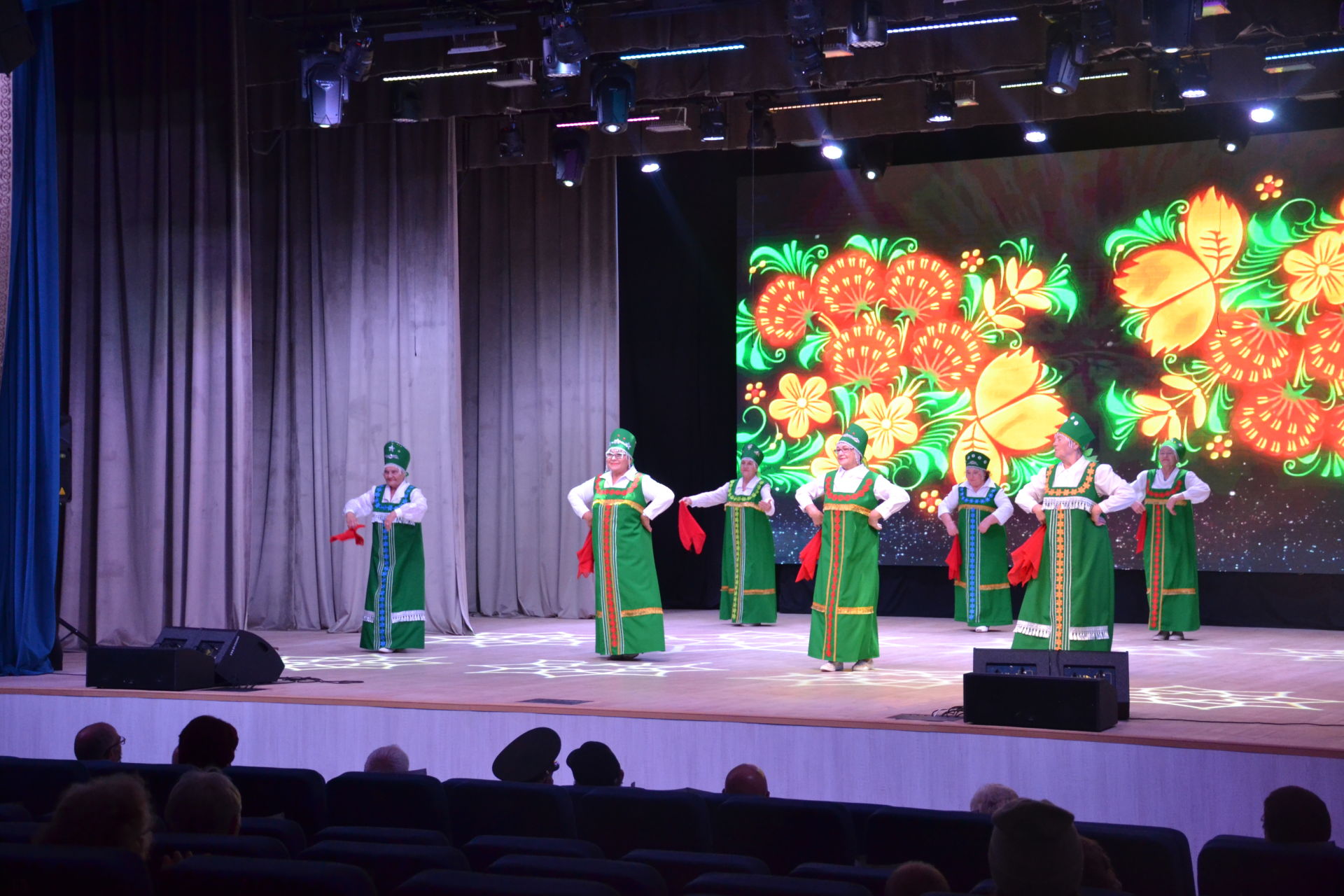 В Мензелинском районном Дворце культуры прошел концерт в честь Дня пожилых