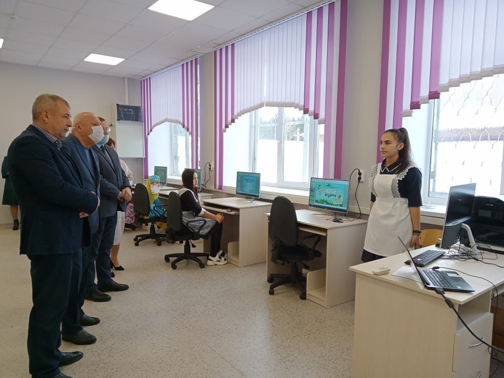 В Верхнетакерменскую школу привезли компьютерный класс на миллион рублей