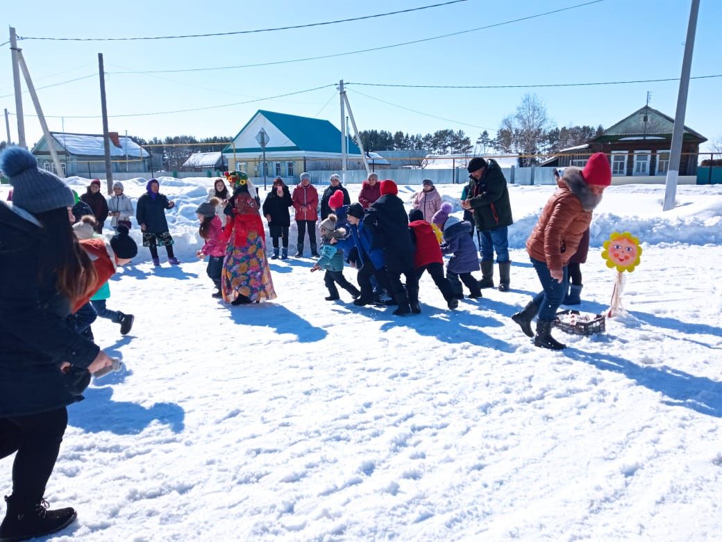 Команды Деда Мороза и Наурузбики соревновались на проводах зимы в Старом Иркеняше
