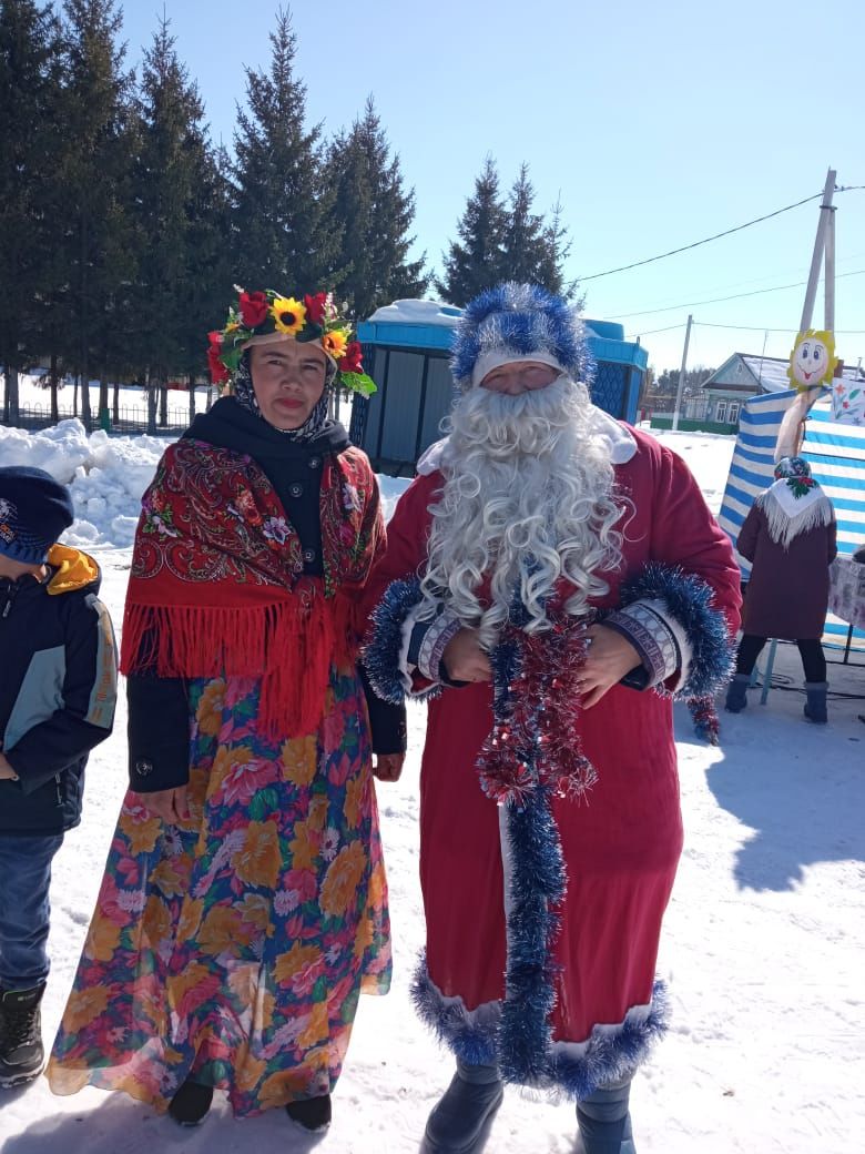 Команды Деда Мороза и Наурузбики соревновались на проводах зимы в Старом Иркеняше
