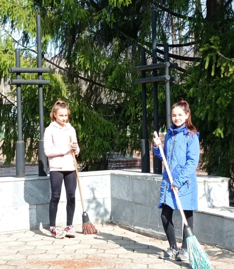 Учащиеся и коллектив СОШ 2 вносят свой вклад в чистоту Мензелинска