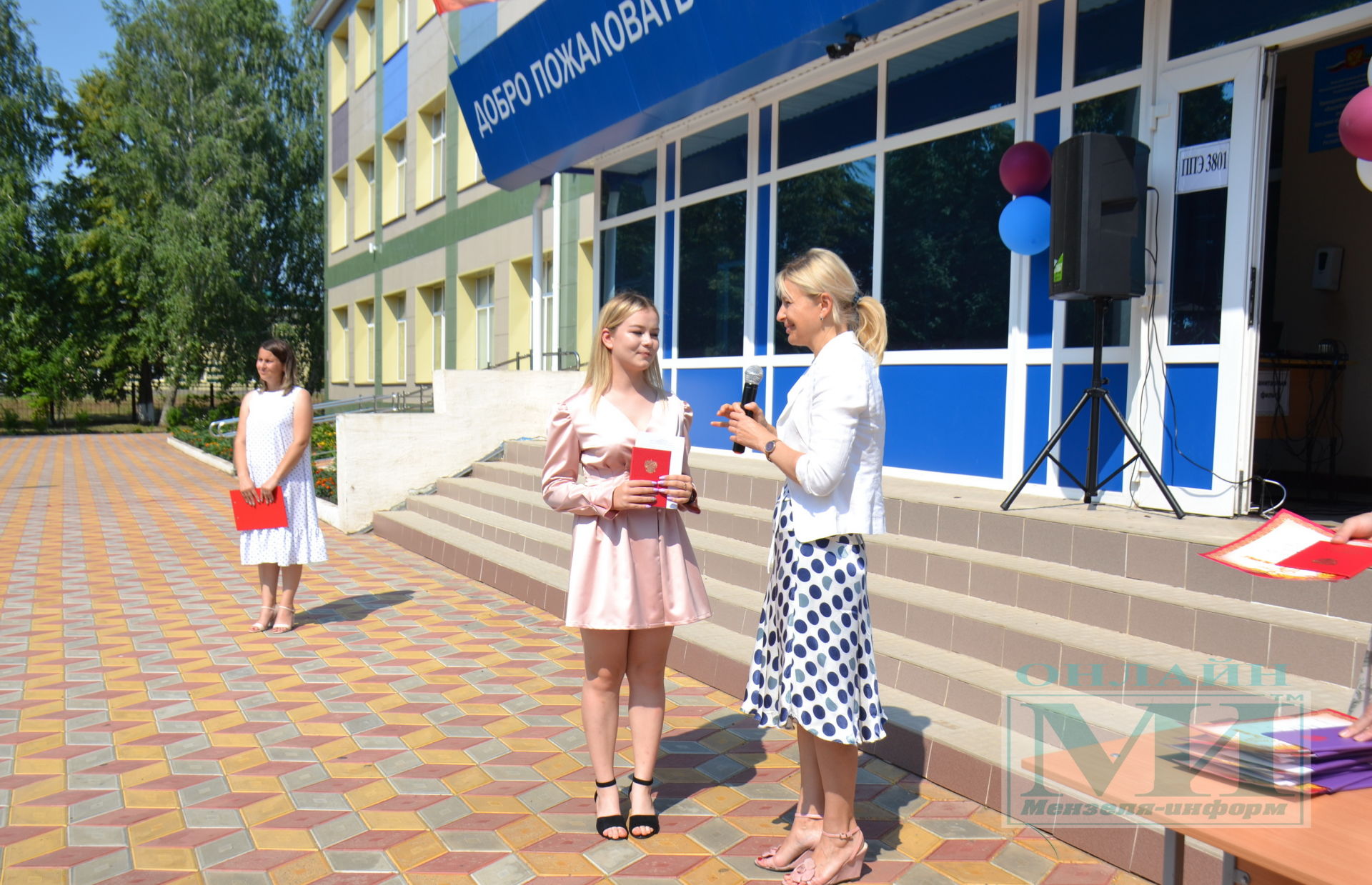 В средней школе №3 города Мензелинск в торжественной обстановке выпускникам 9 класса были вручены аттестаты