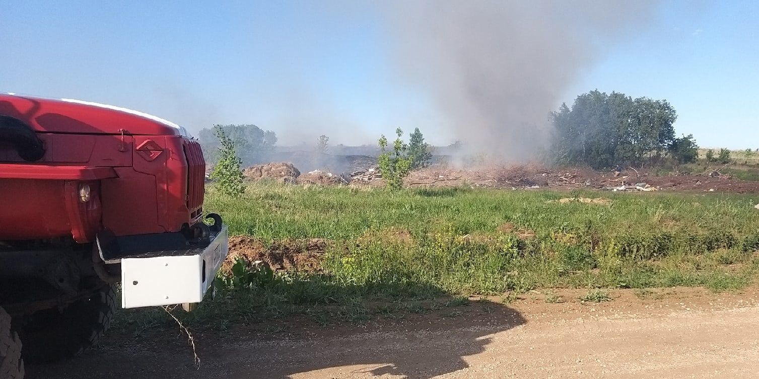 Пожарные не допустили распространения горения сухой травы