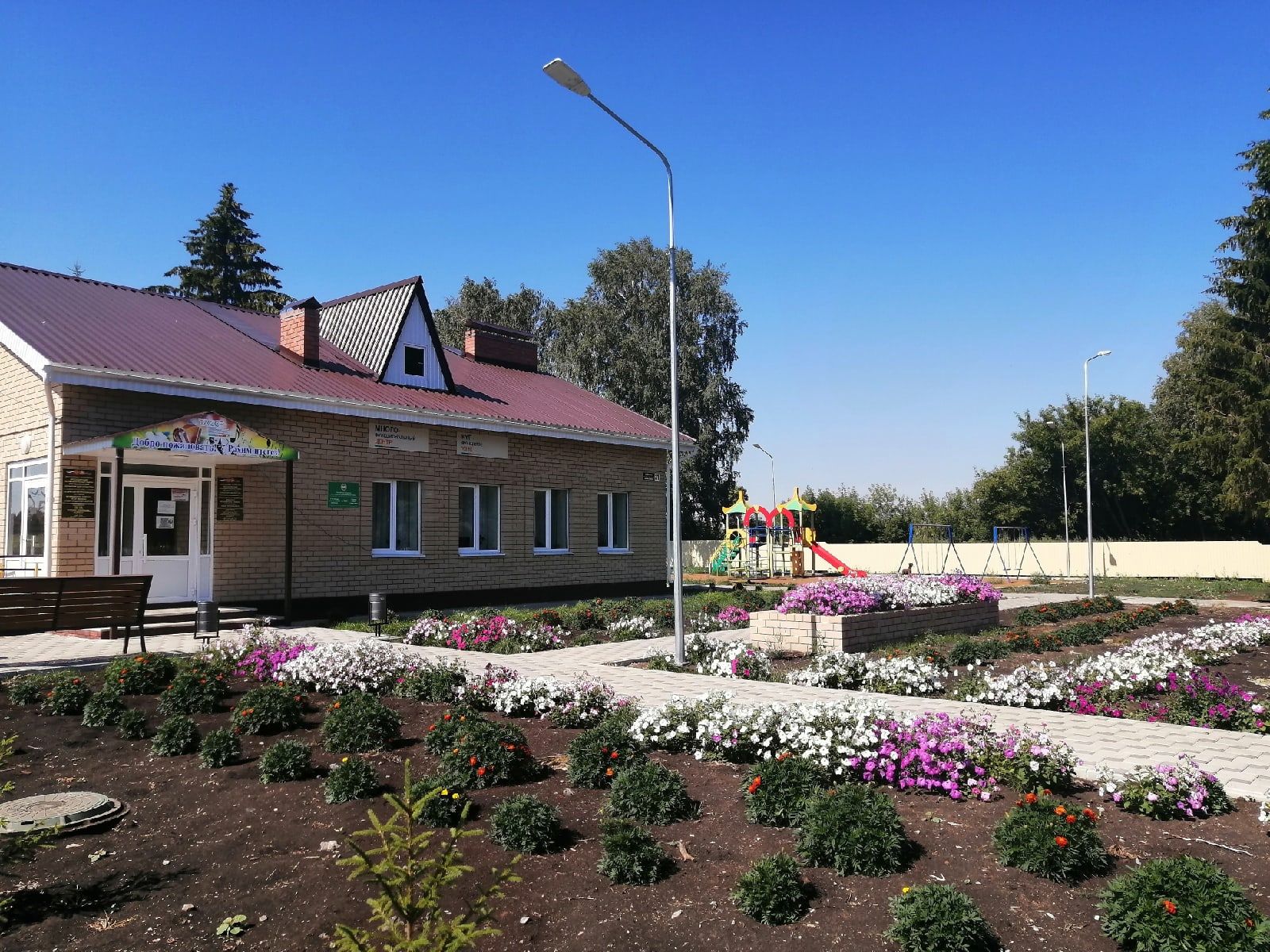 Село Старое Мазино украшают цветы, посаженные возле МФЦ