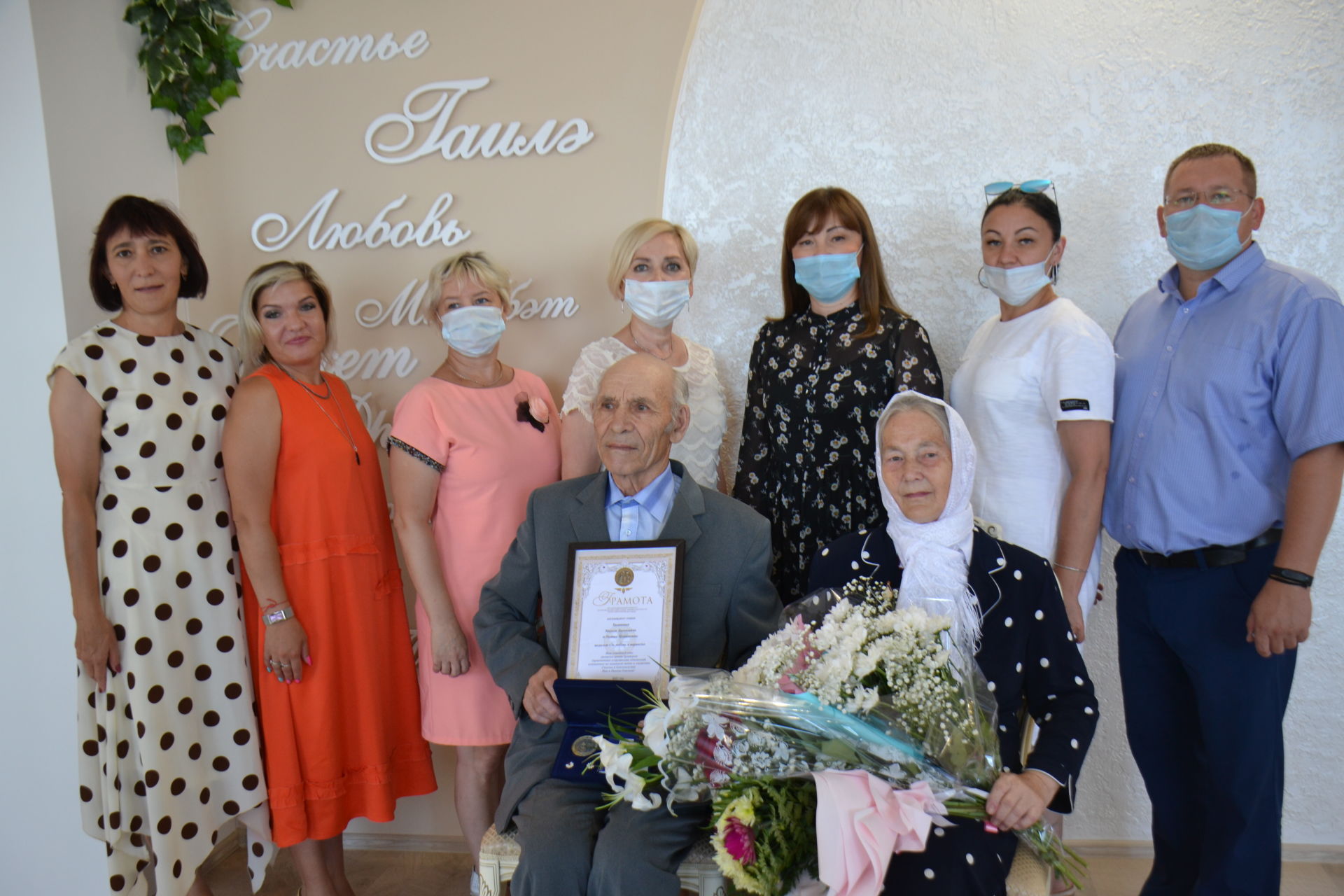 Семья Хасановых из Мензелинска награждена медалью “За любовь и верность”