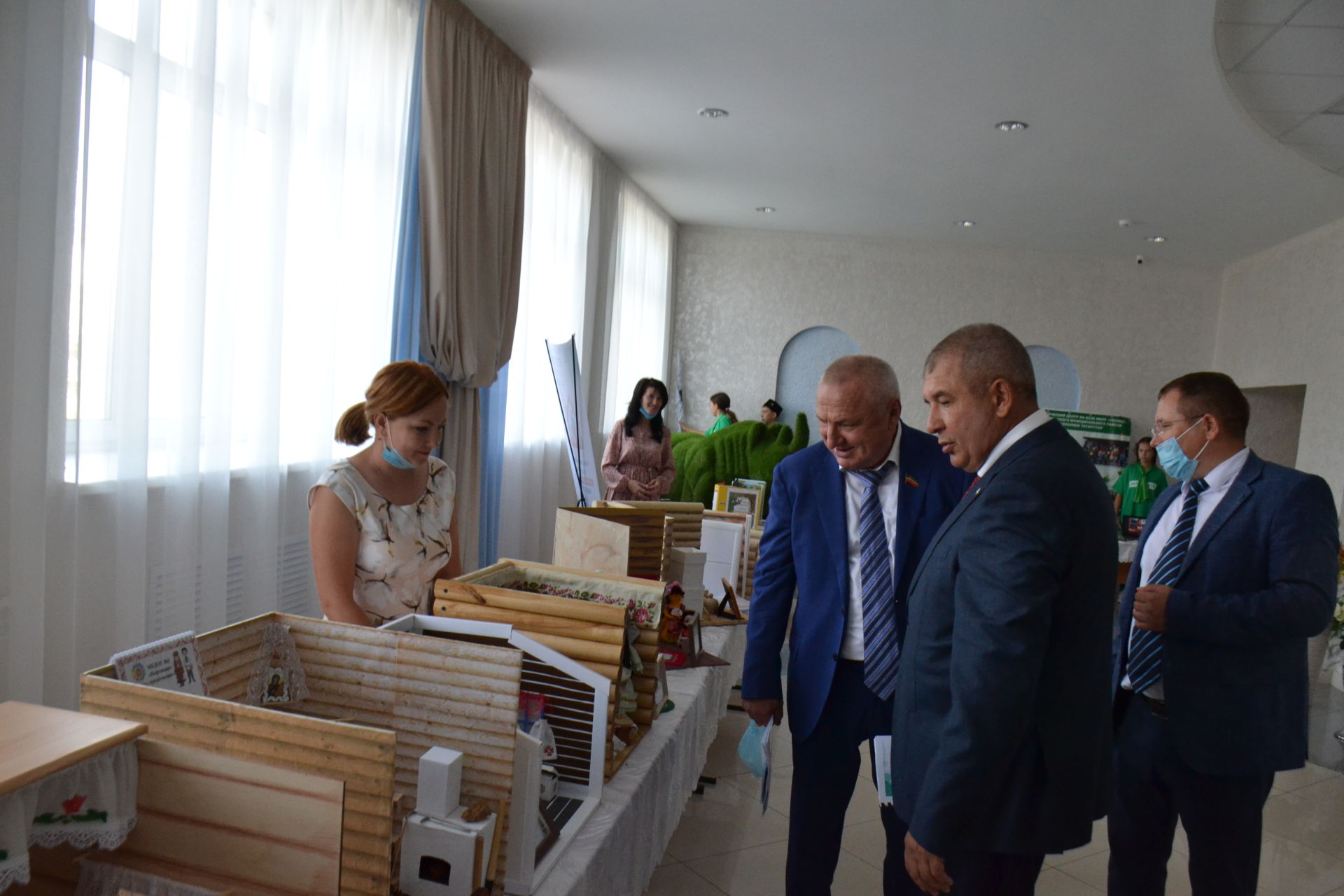 Глава Мензелинского района Айдар Салахов предложил расширить использование программу “Земский учитель” и на малые города