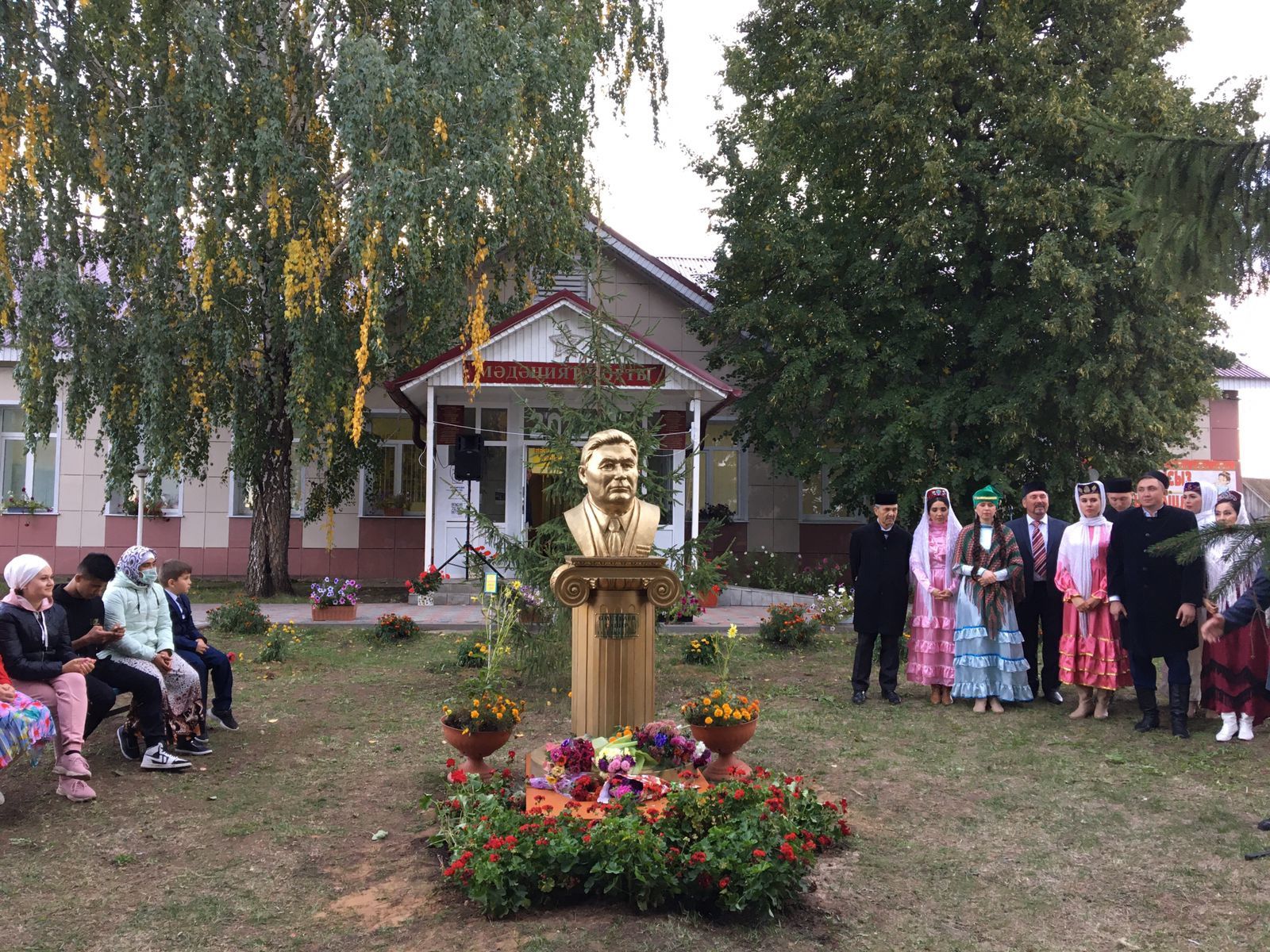 Мензелинский драмтеатр подарил бюст своего основателя Сабира Амутбаева его родной деревне Большие Кляри