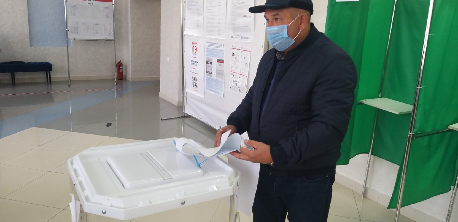 Айдар Салахов и Азат Хамаев сделали свой выбор на избирательном участке в городе Мензелинске