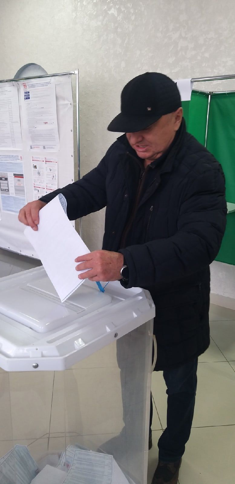 Айдар Салахов и Азат Хамаев сделали свой выбор на избирательном участке в городе Мензелинске