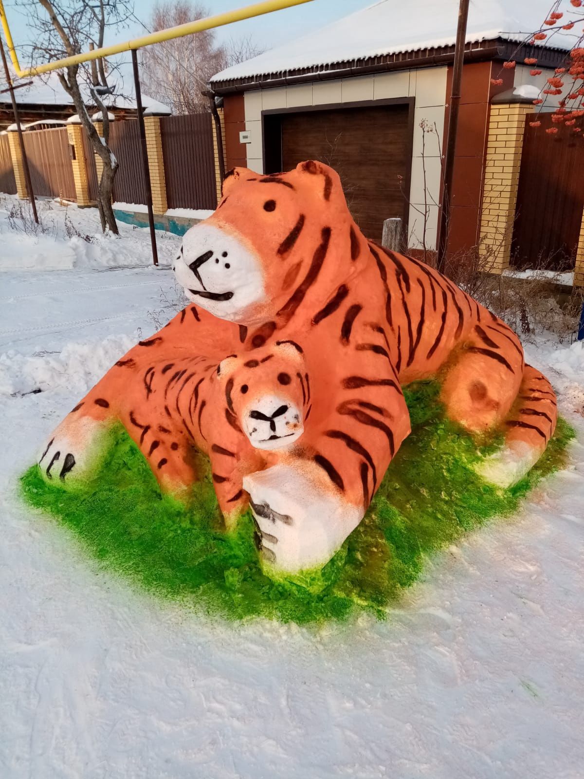 Снежные фигуры Ринаса Гайнутдинова вызывают восхищение у мензелинцев&nbsp;