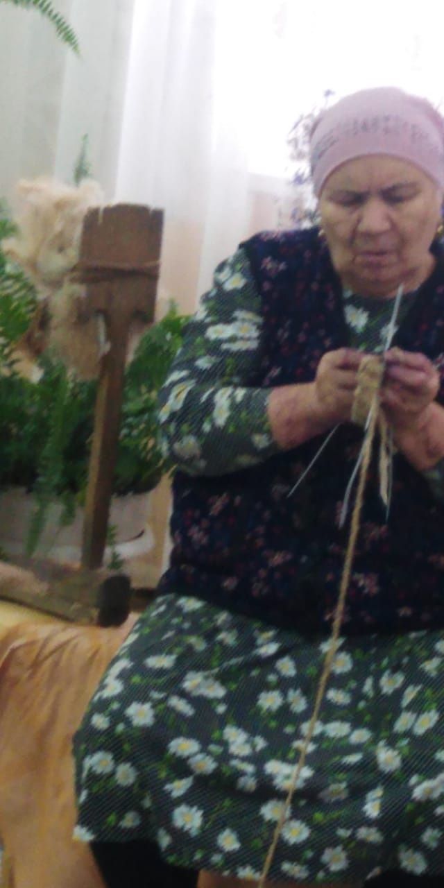92-летняя бабушка Энже, тихонько напевая, вяжет носки