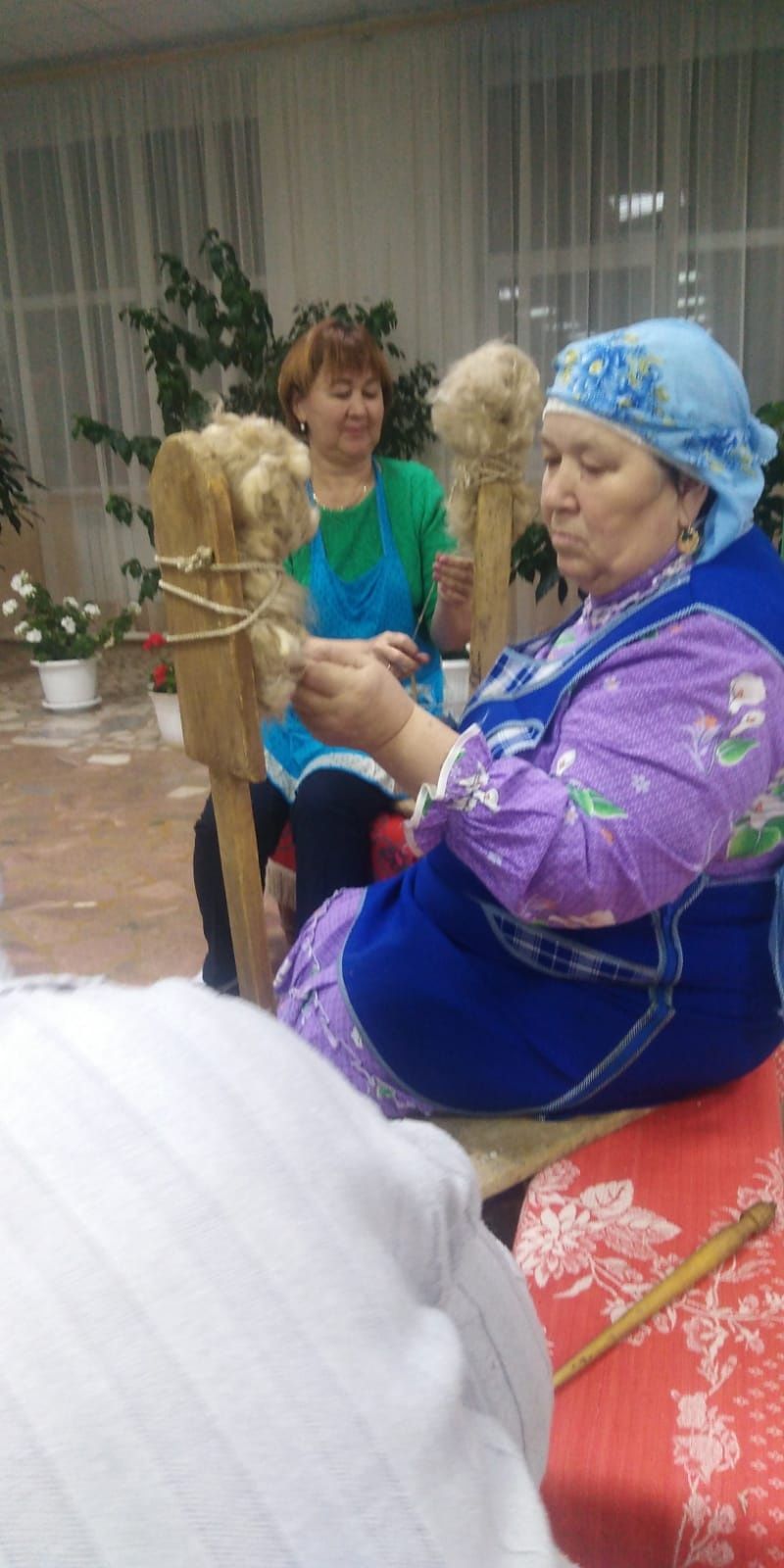 92-летняя бабушка Энже, тихонько напевая, вяжет носки