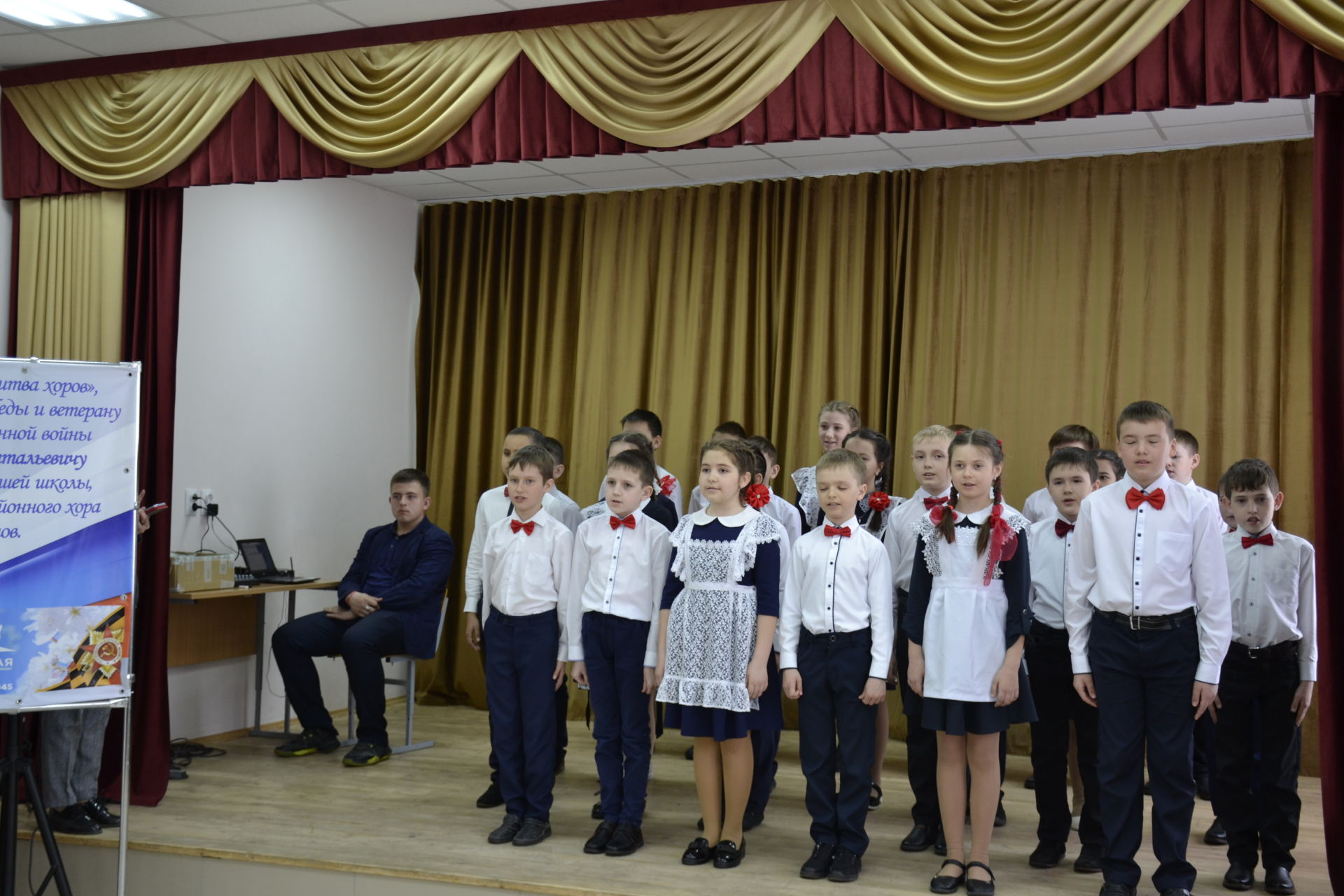 В СОШ № 2 г. Мензелинск прошел конкурс хоровой песни, посвященный памяти ветерана Великой Отечественной войны Юрия Петрова